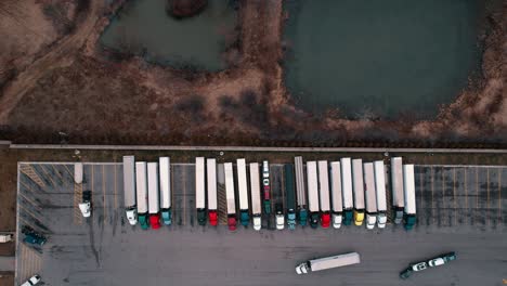 Pickup-Truck-Carhauler-Und-Trockentransporter-Fahren-Auf-Einem-Rastplatz-Einer-Raststätte-Mit-Kühlcontainern,-Pritschenwagen-Und-Geparkten-Bobtails