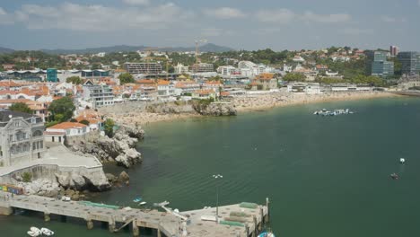 Luftrückzug-Vom-Schönen-Strand-An-Der-Atlantikküste,-Sommerziel-Des-Dorfes-Cascais