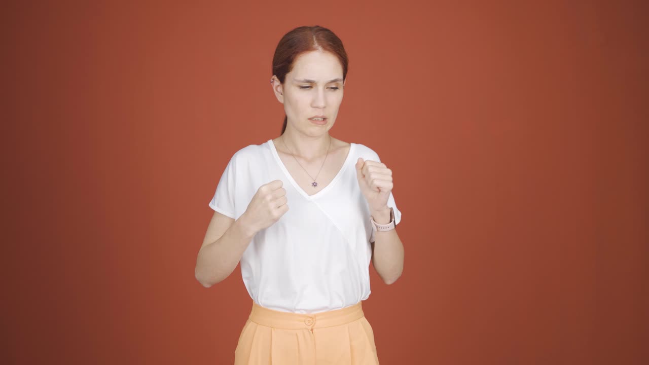 그 여자는 공황 상태입니다.