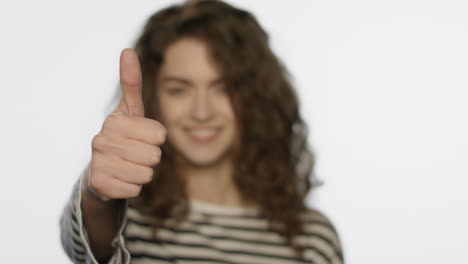 feliz, mujer joven, actuación, pulgares arriba