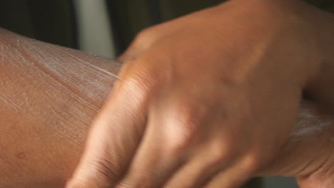 la aplicación de loción en el brazo