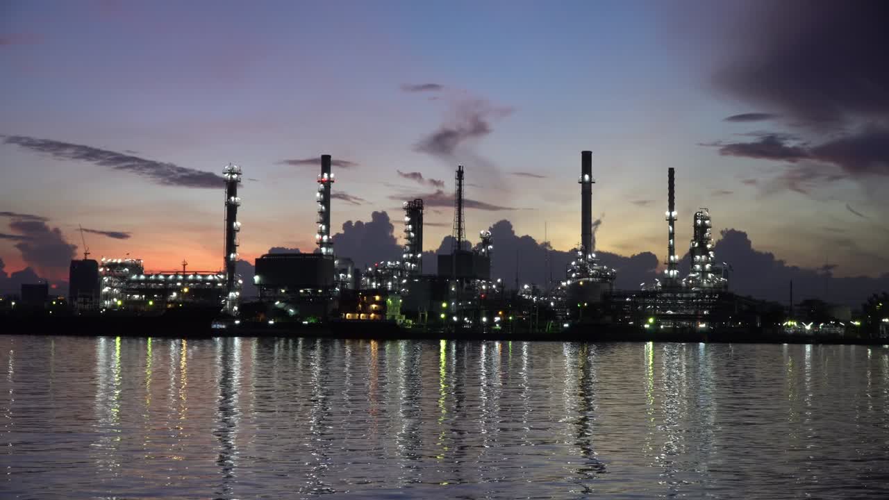 fábrica de refinería de petróleo al amanecer. 4k