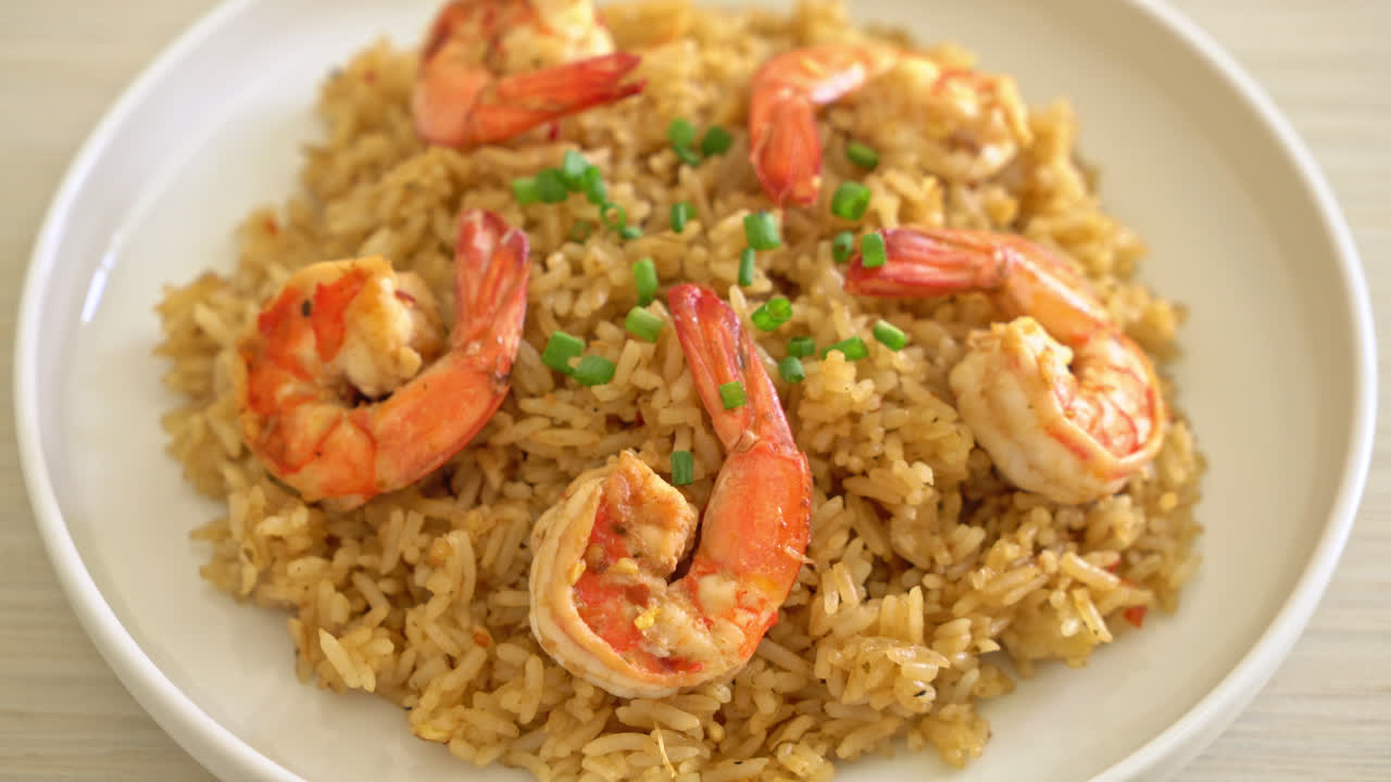 Nasi goreng bawang putih dengan udang