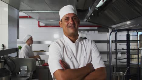 retrato de un chef de raza mixta con los brazos cruzados mirando a la cámara