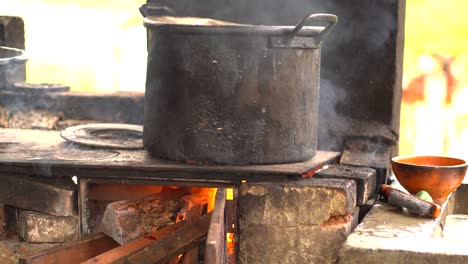 Riesiger-Topf-Im-Grill.-Eintopf-Zubereiten