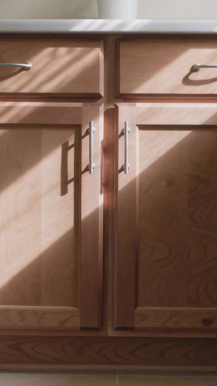 Video verticale: Sole che si sposta dalla finestra attraversando mobili e maniglie in legno, cambiando l'ombra di una pianta.