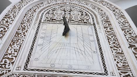reloj solar en la mezquita al qaraouiyine en fez
