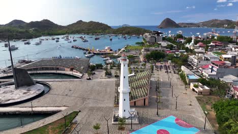 vista aérea de la ciudad de labuan bajo, indonesia