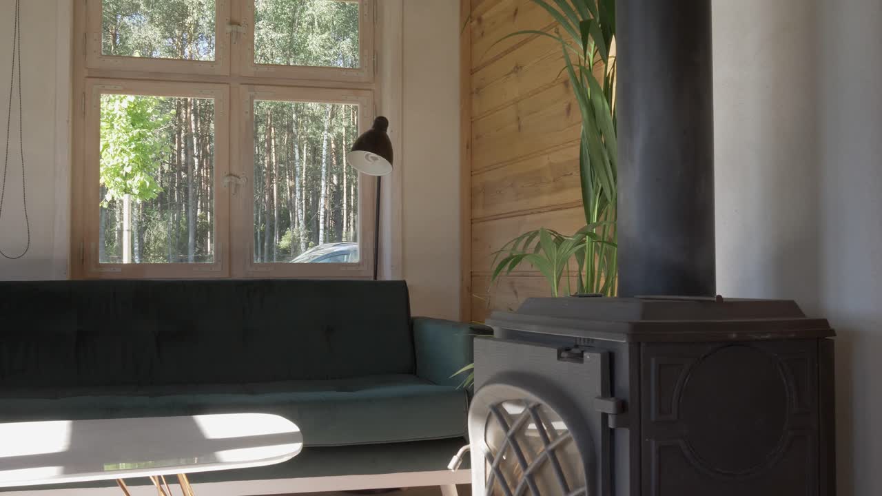 acogedora casa de madera dentro de la estufa sofá mesa de café cámara diapositiva hermosa