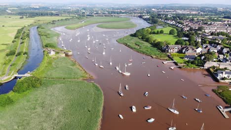 Luftaufnahme-Von-Segelbooten,-Die-Im-Fluss-Exe-In-Topsham-Verankert-Sind