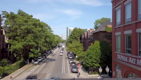 Blick-Auf-Die-Straße-Von-Einem-Bahnsteig-In-Chicago-An-Einem-Sonnigen-Tag