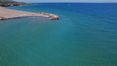 vista tranquila de la costa con playa de arena y aguas azules tranquilas