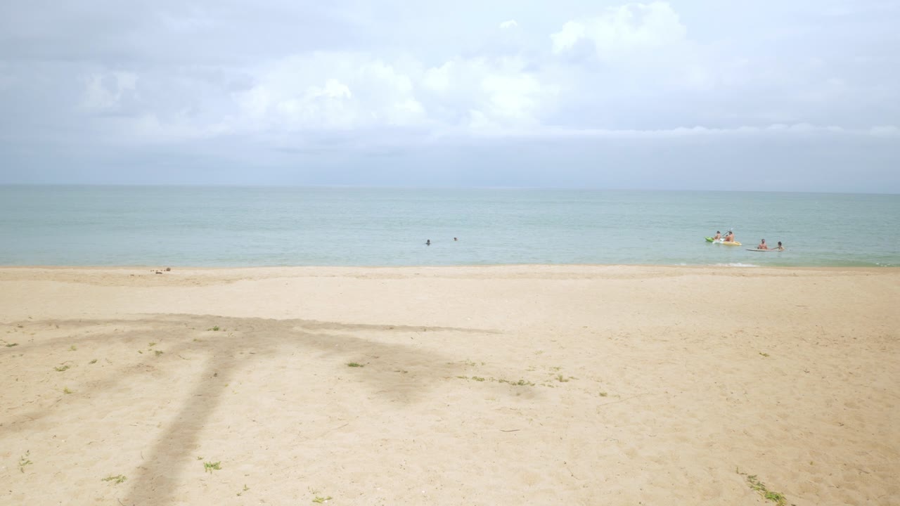 agua natural de las olas del mar con espuma en el
