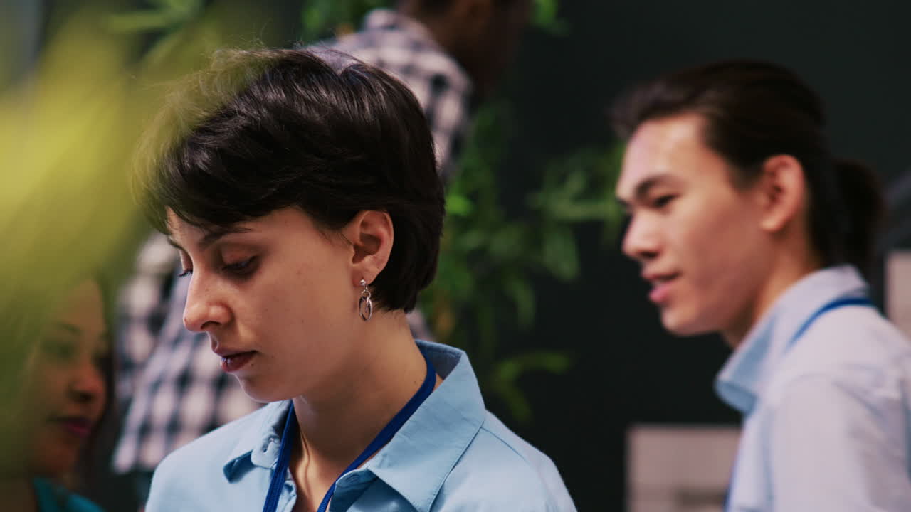 empleado que trabaja con ropa de moda,