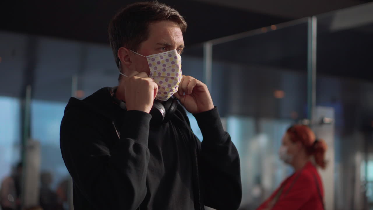 hombre con máscara facial en lugar público