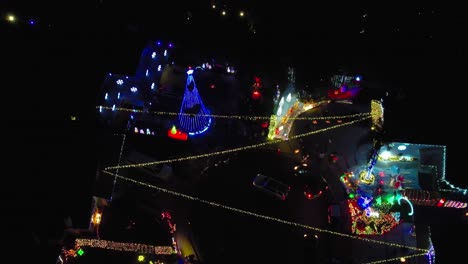 Vista-Aérea-Nocturna-Del-País-De-Las-Maravillas-Del-Invierno-Navideño,-Luces-De-Colores-Brillantes-En-El-Barrio-De-Valencia