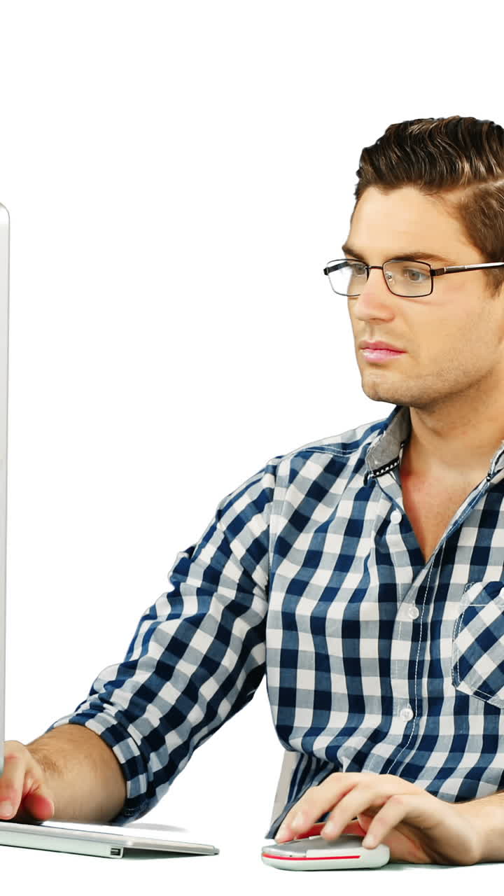 hombre trabajando en el escritorio