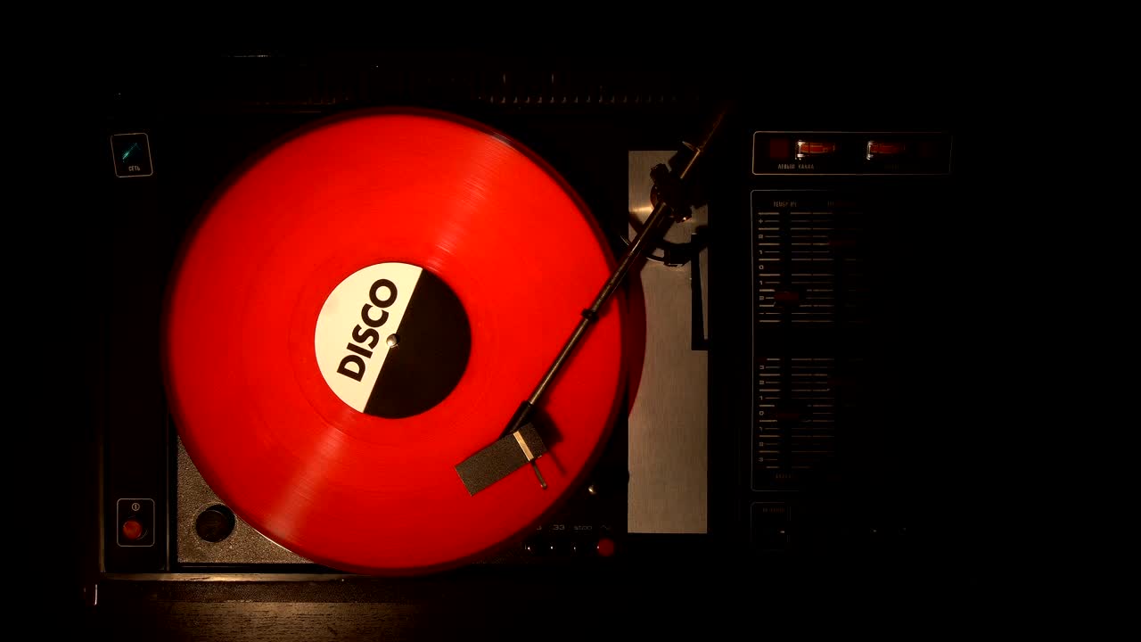 플레어에 비닐 레코드. 오래된 턴테이블에서 노래를 연주합니다.