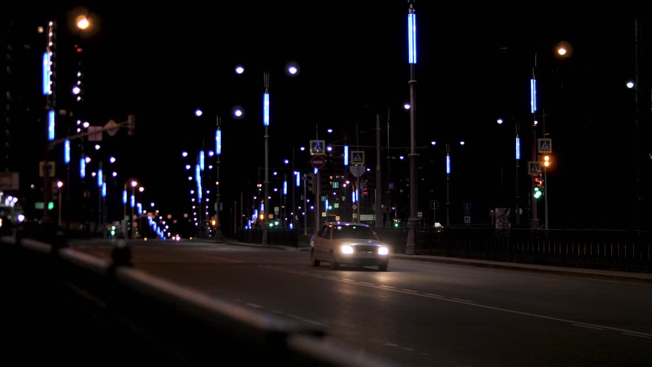파란 불과 자동차와 함께 밤에 도시 거리
