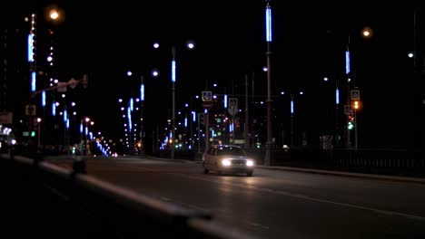calle de la ciudad por la noche con luces azules y coches