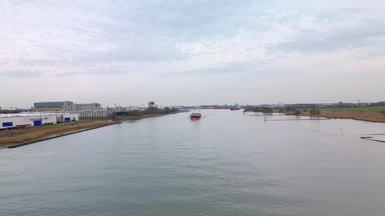 zwijndrecht에 있는 marjatta 화물선으로 향하고, 네덜란드, 유럽, 항공 영상