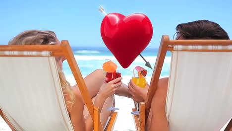 una pareja en la playa.
