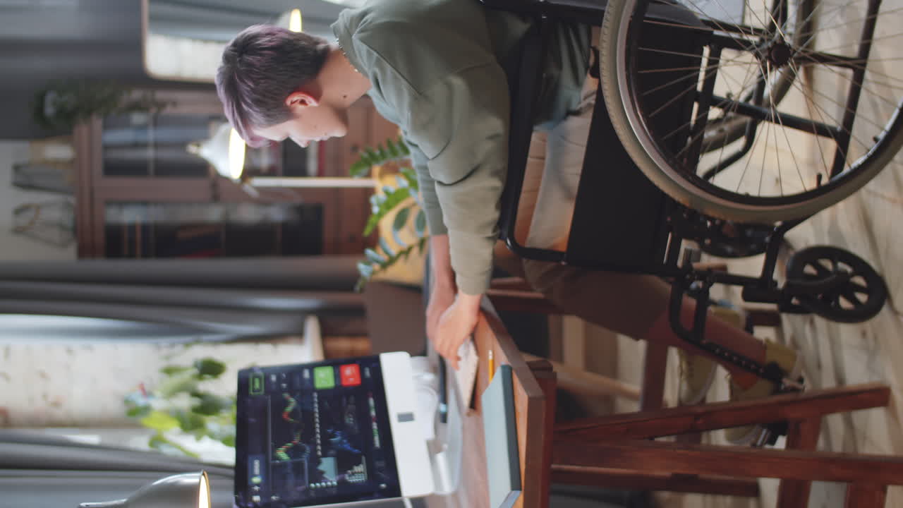 체어 에 앉아 컴퓨터 를 사용 하는 여자