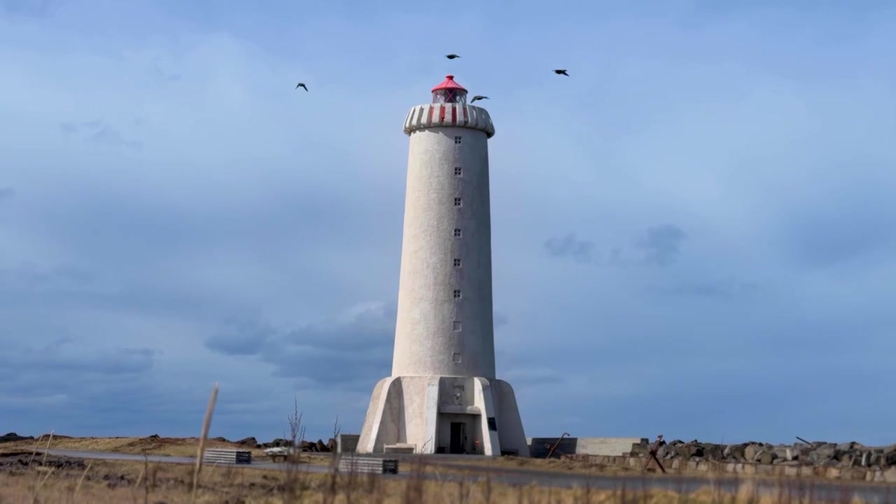Naturskønne optagelser af det ikoniske Akranes Fyr med udsigt over Islands barske kystlinje og dramatiske havudsigter, hvilket gør det perfekt til rejser, turisme, natur og filmproduktioner