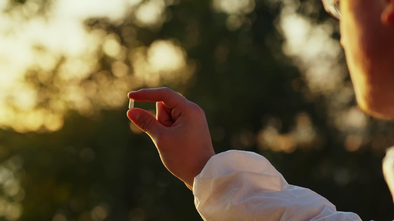 Ispettore che analizza un campione di acqua al tramonto per valutare l'impatto industriale sull'ambiente