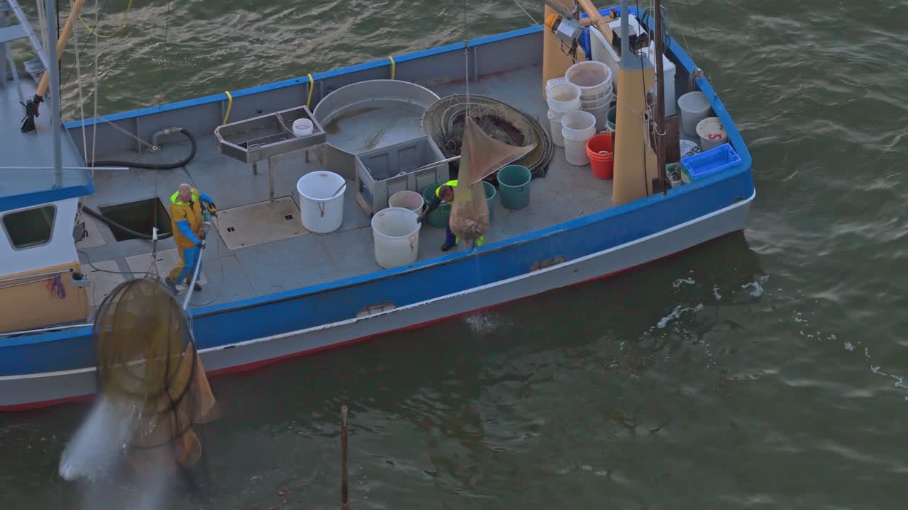 Vue aérienne sur une mer calme, un chalutier de pêche naviguant au coucher du soleil, Pays-Bas