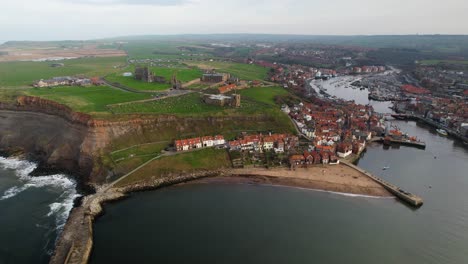 toma paralela aérea de whitby, páramos del norte de york, sol temprano en la mañana costa del patrimonio del norte de yorkshire