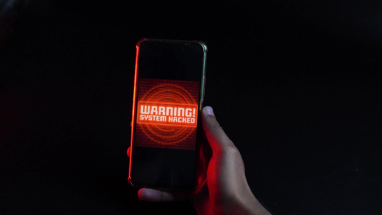 Smartphone che mostra segnali di avvertimento, allarme pericolo, hacker, sicurezza informatica