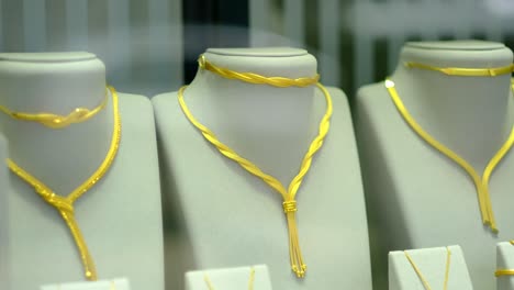 gold-necklaces-on-the-jewelry-stand