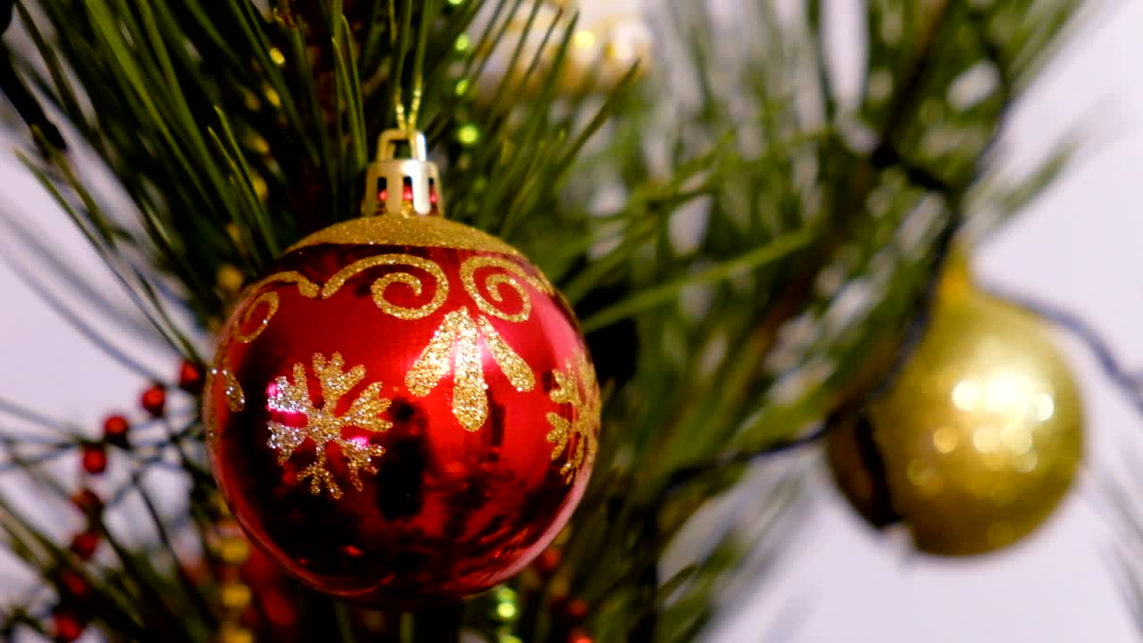 la decoración de navidad y año nuevo. las joyas colgantes de cerca. el fondo de vacaciones de bokeh borroso y abstracto. la guirlanda parpadeante. las luces del árbol de navidad parpadeando.