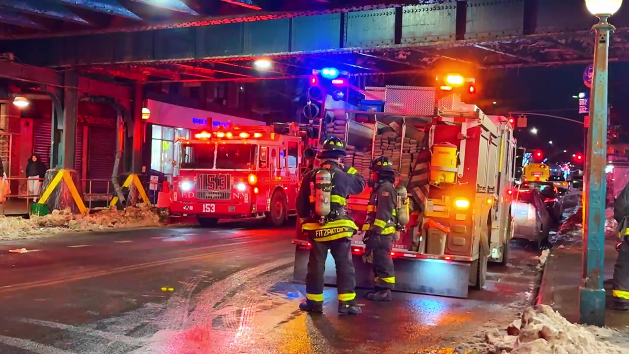 New York, ABD, 9 Ocak 2025: New York'ta gece saatlerinde itfaiye ekibinin acil müdahalesi. İtfaiyeciler acil bir çağrıya yanıt verirken itfaiye araçları sokakta.