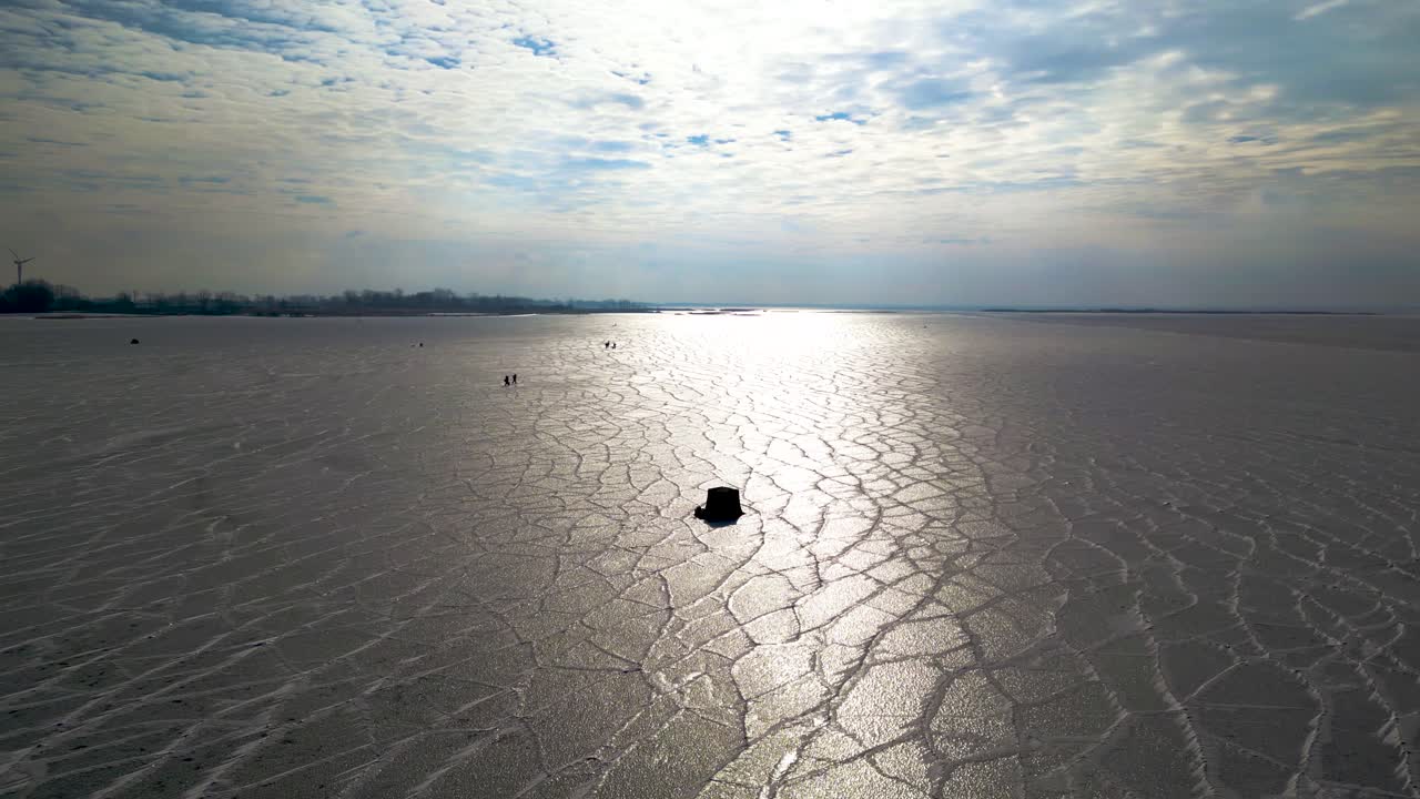 얼어붙은 호수에 있는 겨울 낚시 텐트, 배경에는 태양이 있고 얼음 호수, 세인트 클레어 호수, 60fps 공중 드론 샷