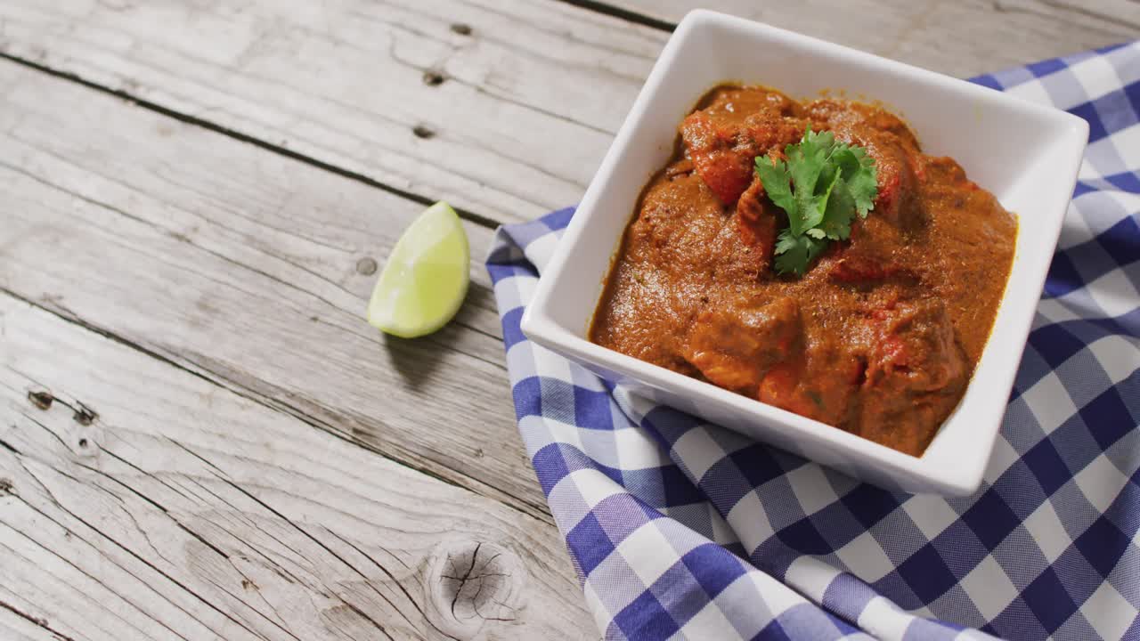 video de un cuenco con un baño tendido en un paño en una superficie de madera