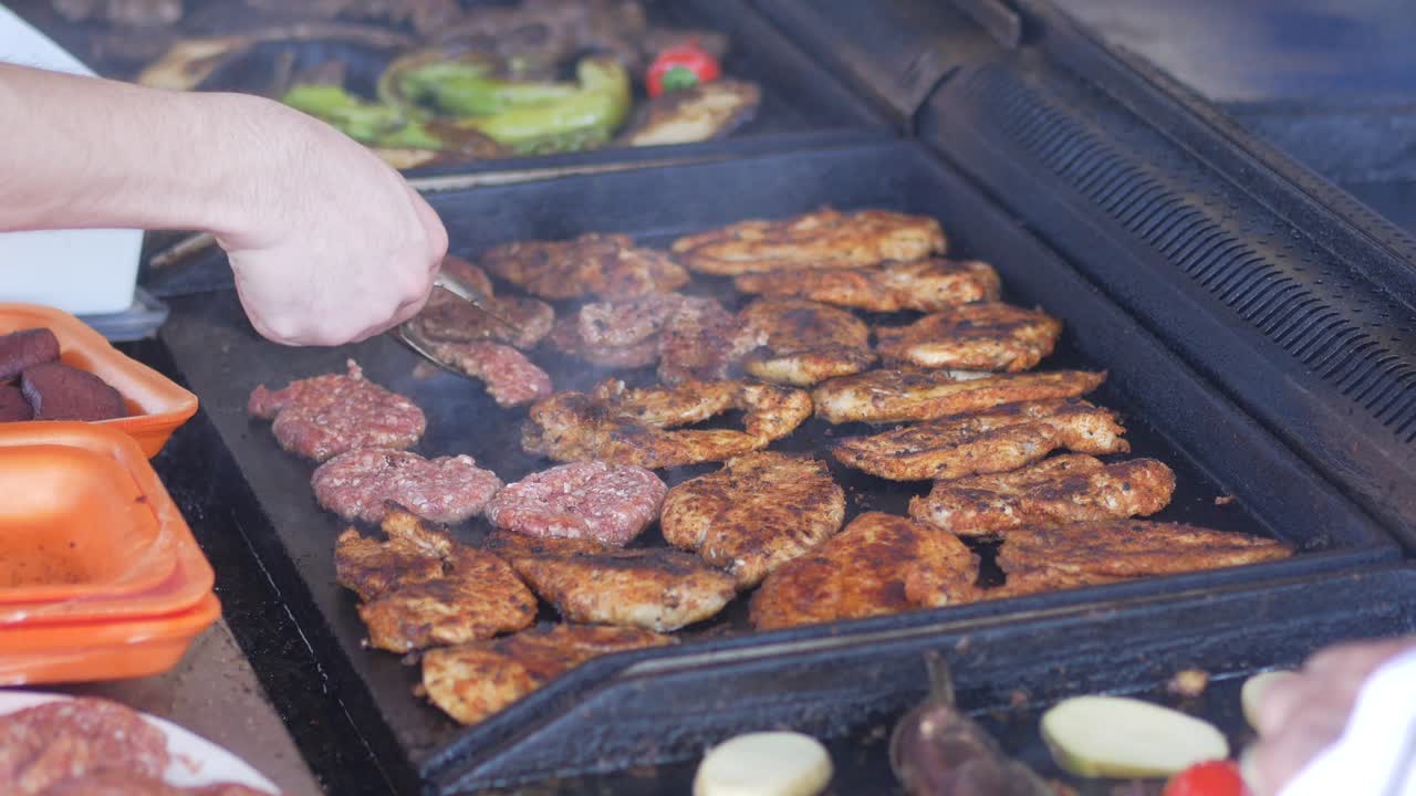 야외에서 고기와 고기을 는 것