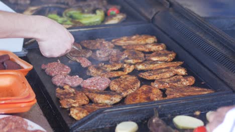 hornear pollo y albóndigas al aire libre