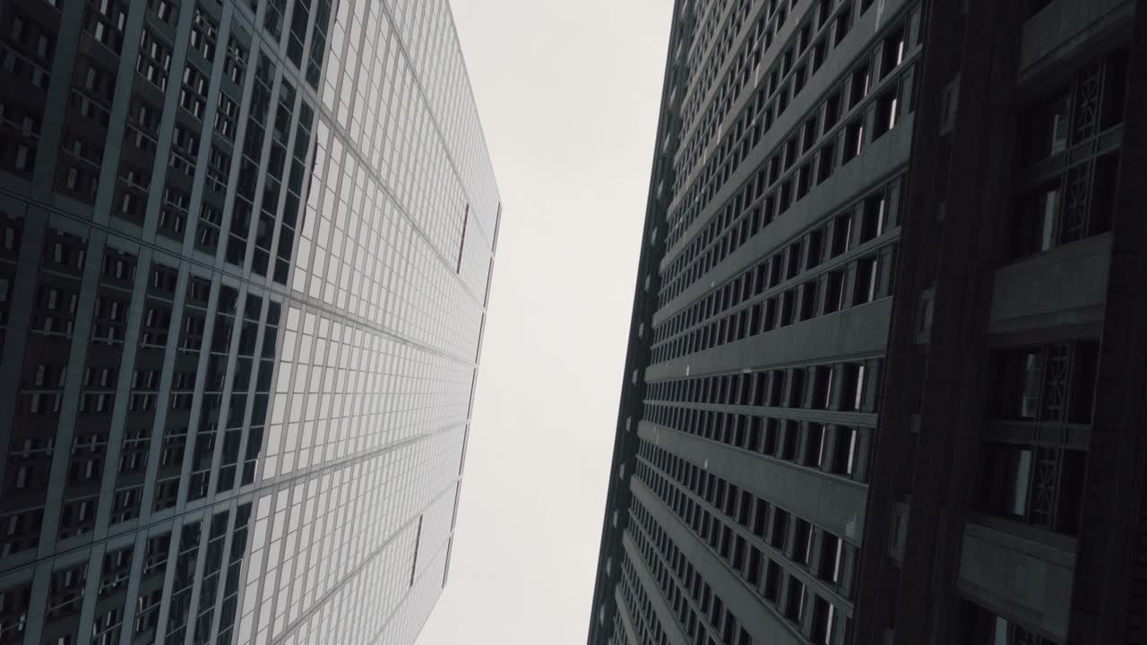 disparo de deslizamiento de bajo ángulo moviéndose entre edificios modernos rascacielos en la ciudad de nueva york. distrito financiero. disparo vertical de estilo pov dolly.