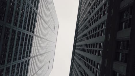 disparo de deslizamiento de bajo ángulo moviéndose entre edificios modernos rascacielos en la ciudad de nueva york. distrito financiero. disparo vertical de estilo pov dolly.