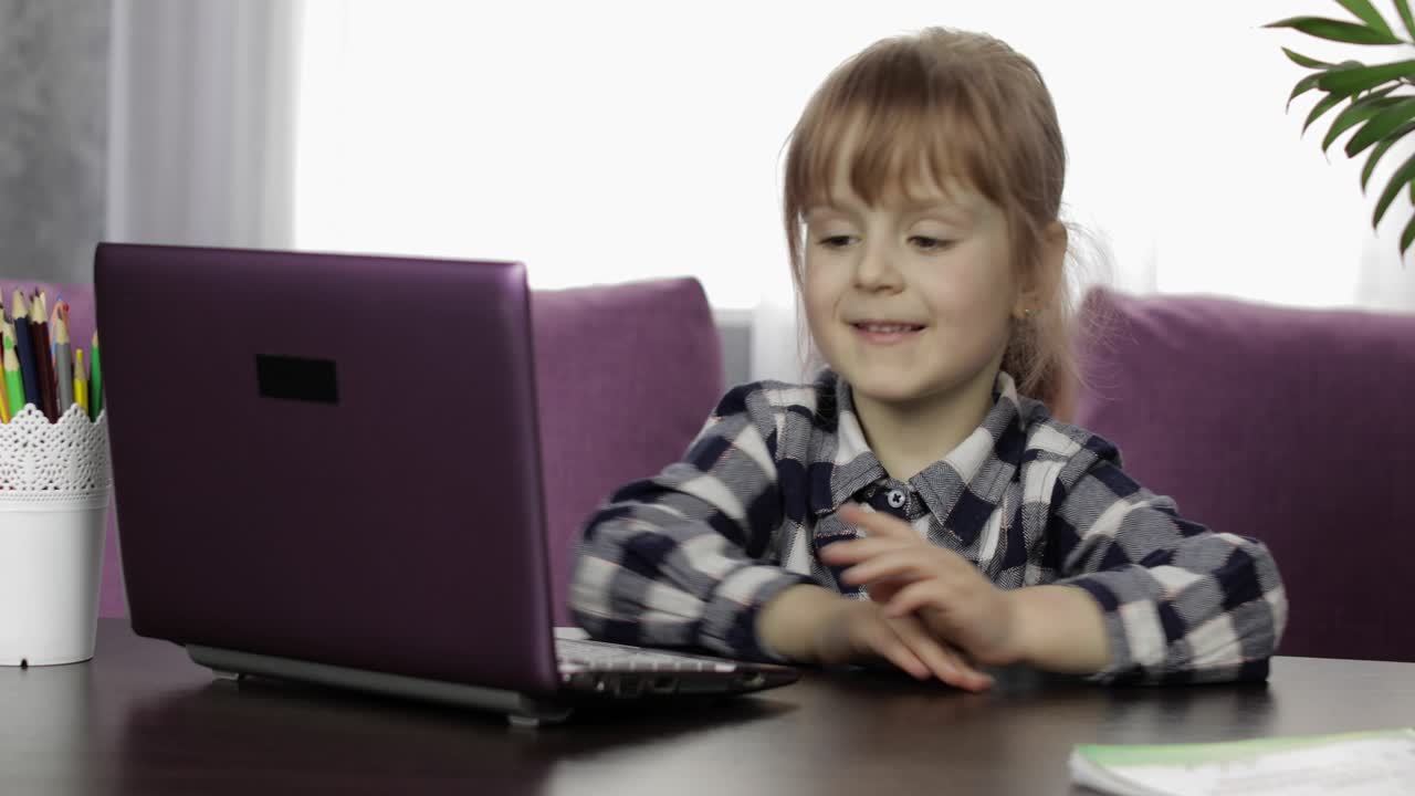 niña estudiando tareas en línea usando computadora portátil digital. educación a distancia