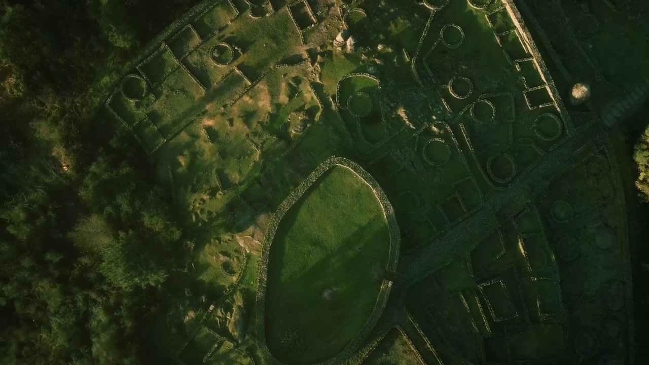 Ammira la storia dall'alto con questo splendido video con drone di antiche rovine immerse in una foresta lussureggiante e verdeggiante