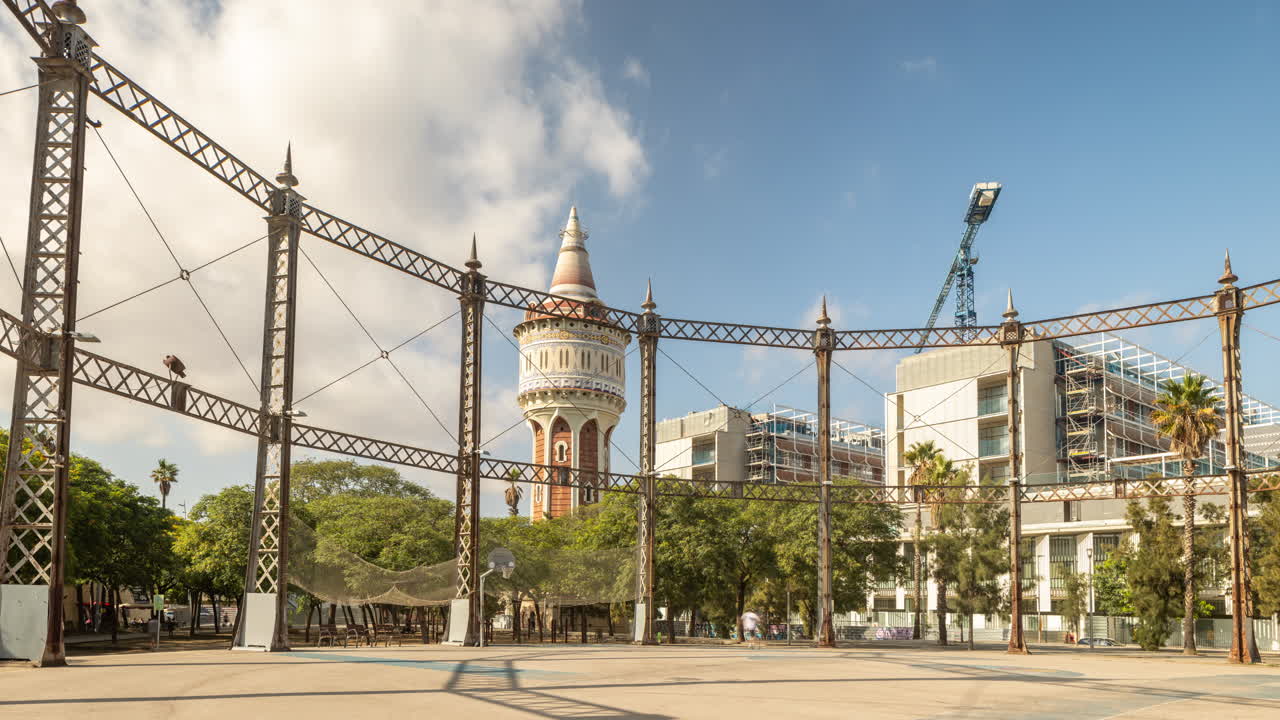 바르셀로나 의 장식 된 오래된 물 탑