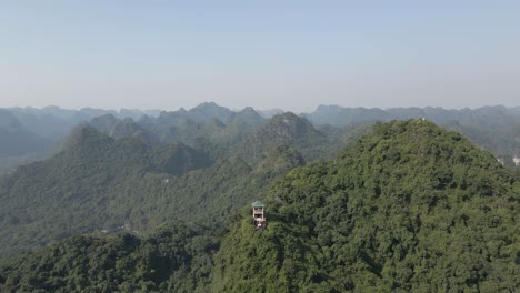 retiros aéreos de la torre de observación turística en lo alto de la montaña en vietnam