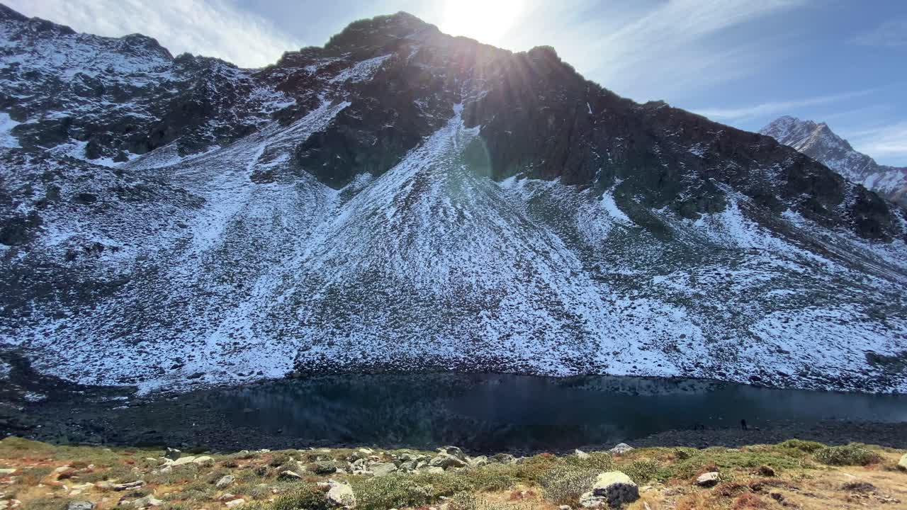 increíble lago turquesa mittlerer plenderlesee con bonitos reflejos y grandes montañas en el fondo, muy cerca de kühtai en tirol, austria