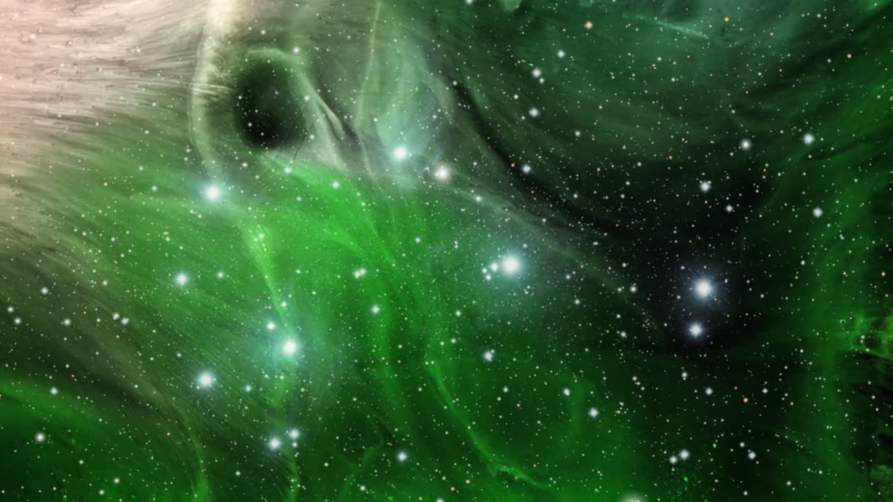 las nebulosas verdes se mueven en el universo lleno de estrellas brillantes