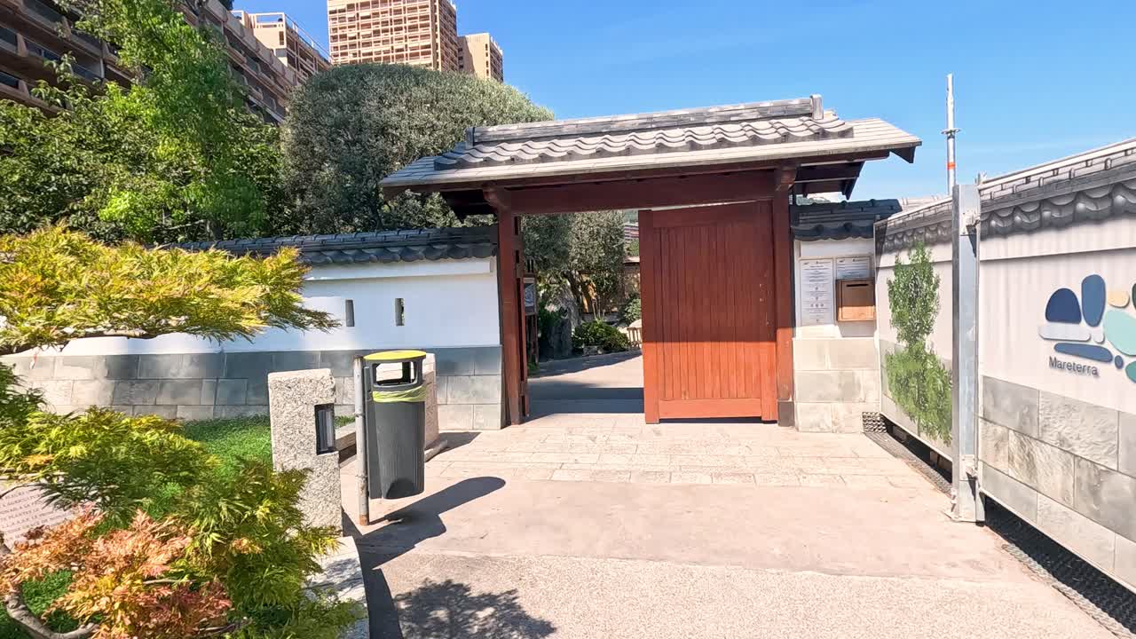 小道へと続く開いた木製の門。