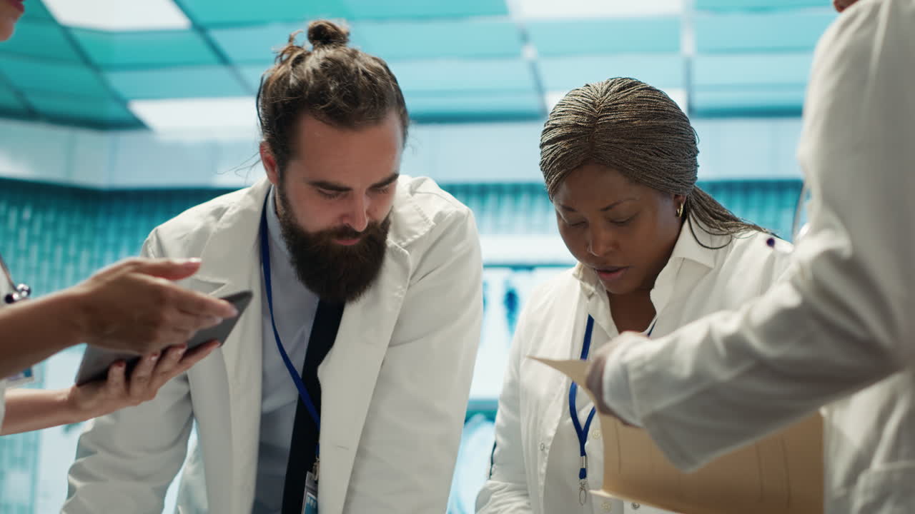 Team medico che collabora alla ricerca