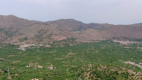 campos de agricultura y montañas en lasithi, creta